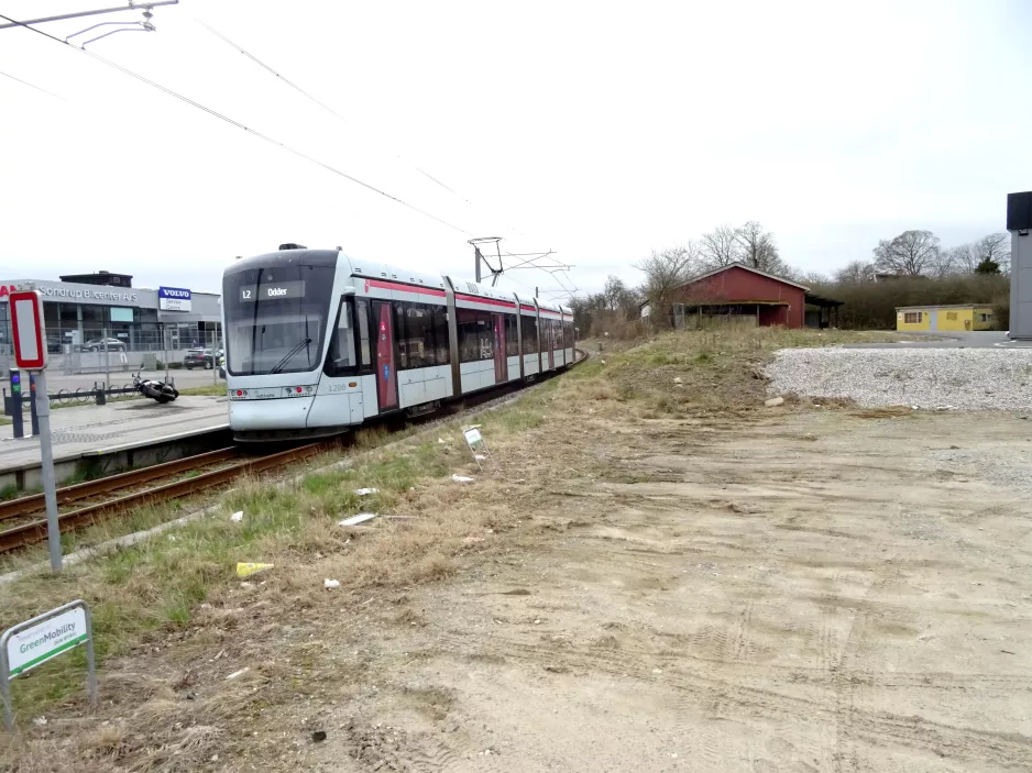 Aarhus letbanelinje L2 med lavgulvsledvogn 1108-1208 ved Gunnar Clausens Vej (2021)