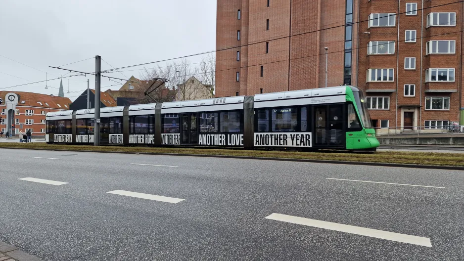 Aarhus letbanelinje L2 med lavgulvsledvogn 1109-1209 nær Nørreport (2024)