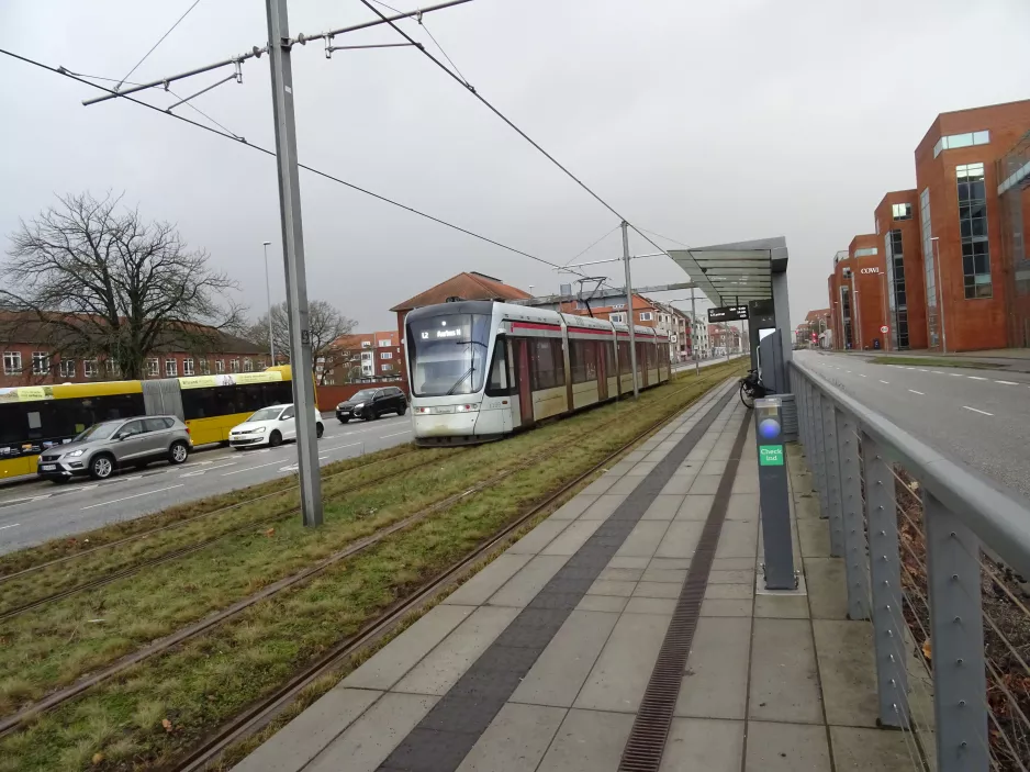 Aarhus letbanelinje L2 med lavgulvsledvogn 1109-1209 ved Universitetet (2023)