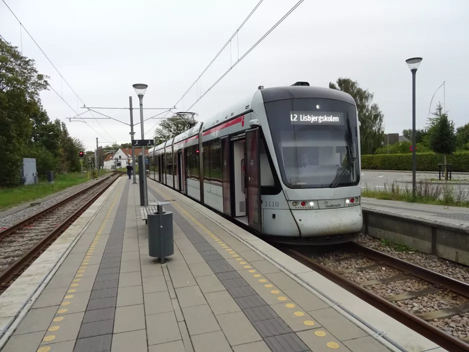 Aarhus letbanelinje L2 med lavgulvsledvogn 1110-1210 ved Tranbjerg (2023)