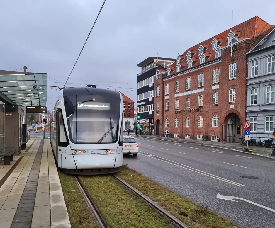 Aarhus letbanelinje L2 med lavgulvsledvogn 1111-1211 ved Nørreport (2020)