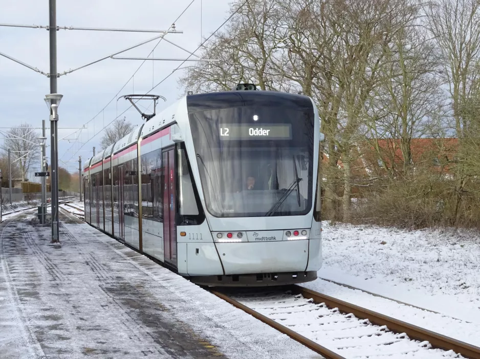 Aarhus letbanelinje L2 med lavgulvsledvogn 1111-1211 ved Tranbjerg (2021)