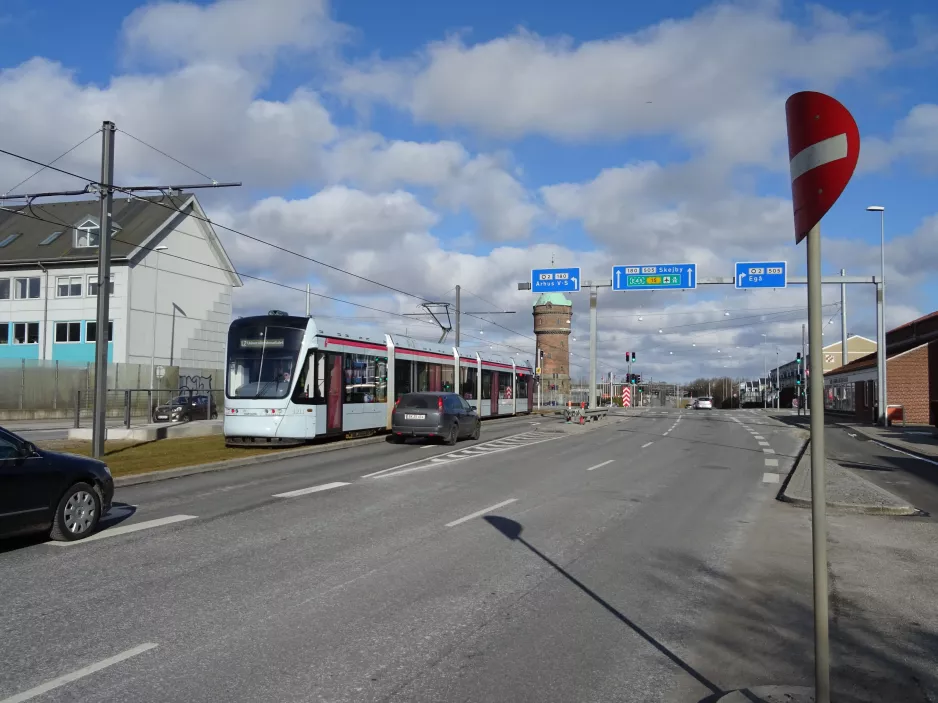 Aarhus letbanelinje L2 med lavgulvsledvogn 1111-1211 ved Vandtårnet (2018)