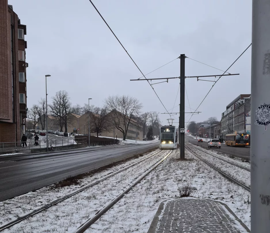 Aarhus letbanelinje L2 med lavgulvsledvogn 2102-2202 nær Nørreport (2021)