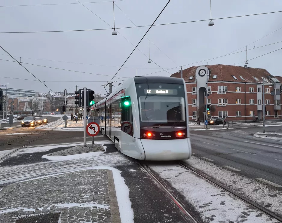 Aarhus letbanelinje L2 med lavgulvsledvogn 2102-2202 tæt på Nørreport (2021)