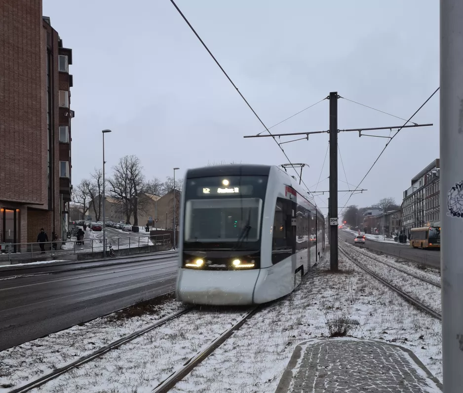 Aarhus letbanelinje L2 med lavgulvsledvogn 2102-2202 ved Nørreport (2021)