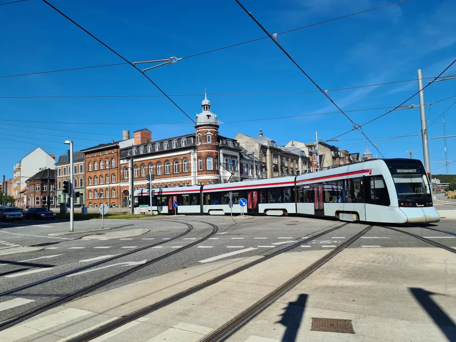 Aarhus letbanelinje L2 med lavgulvsledvogn 2103-2203 ved Nørreport (2021)