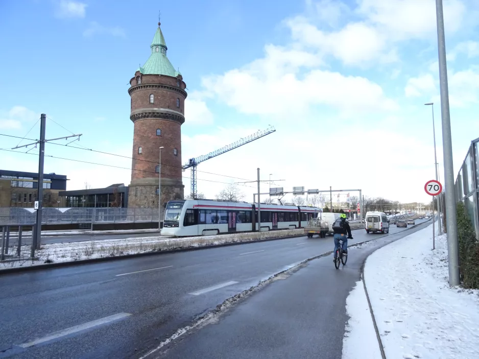 Aarhus letbanelinje L2 med lavgulvsledvogn 2110-2210 ved Vandtårnet (2021)