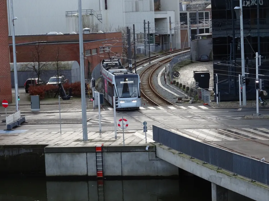 Aarhus letbanelinje L2  tæt på Dokk1 (2017)