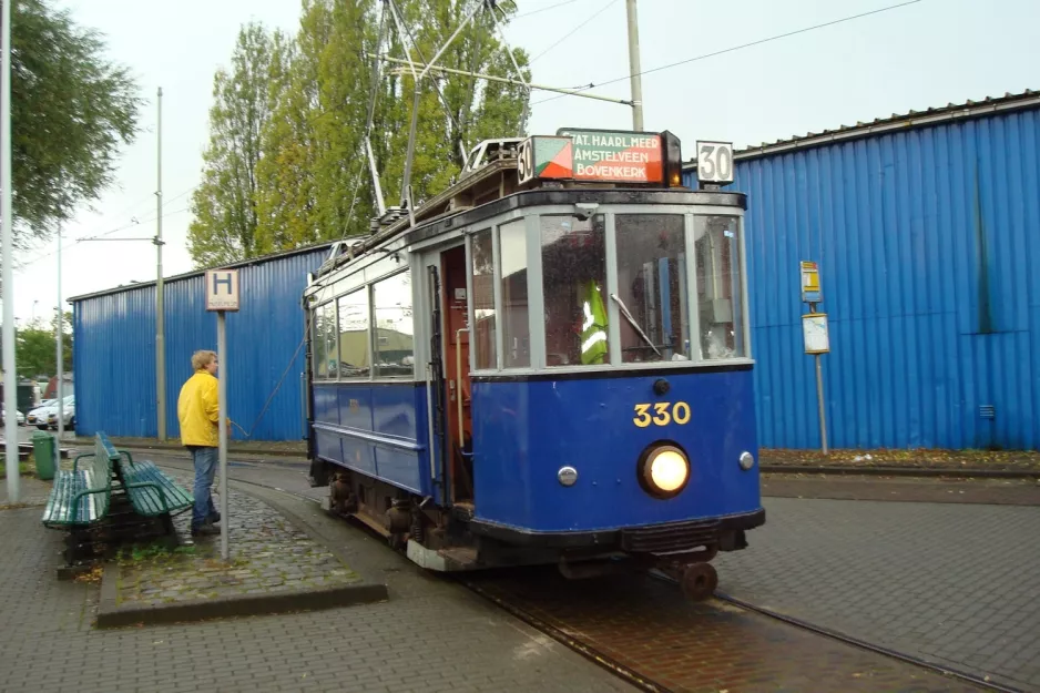 Amsterdam museumslinje 30 med motorvogn 330 ved remise Karperweg (2011)