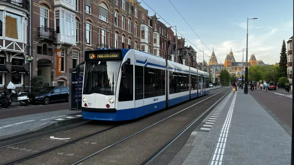 Amsterdam sporvognslinje 12 med lavgulvsledvogn 2078 ved Museumplein (2022)