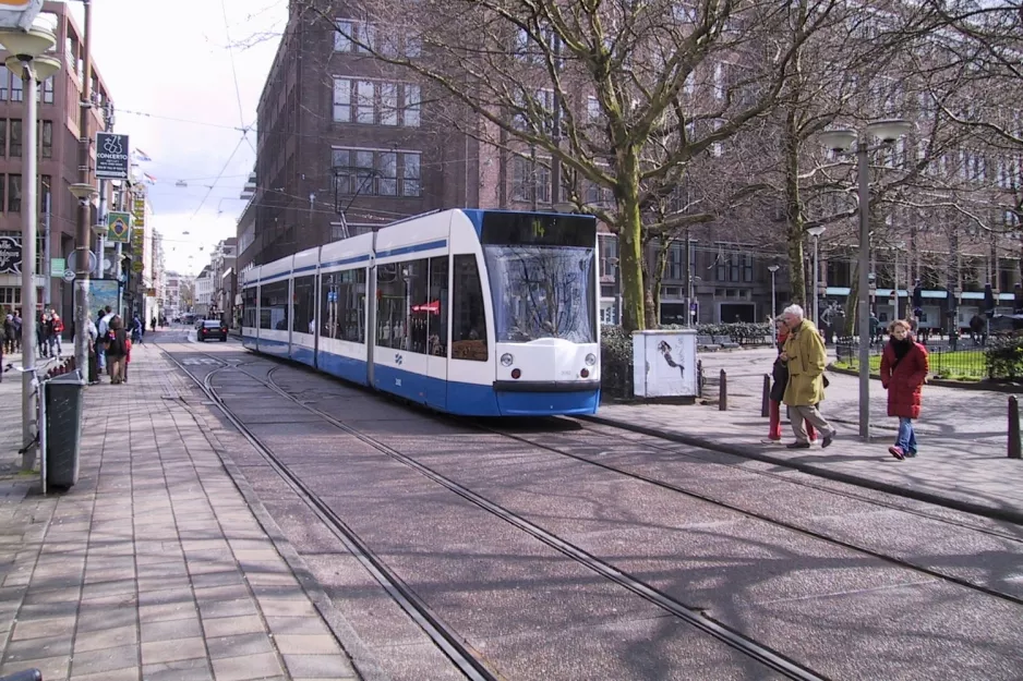 Amsterdam sporvognslinje 14 med lavgulvsledvogn 2012 på Rembrandtplein (2004)