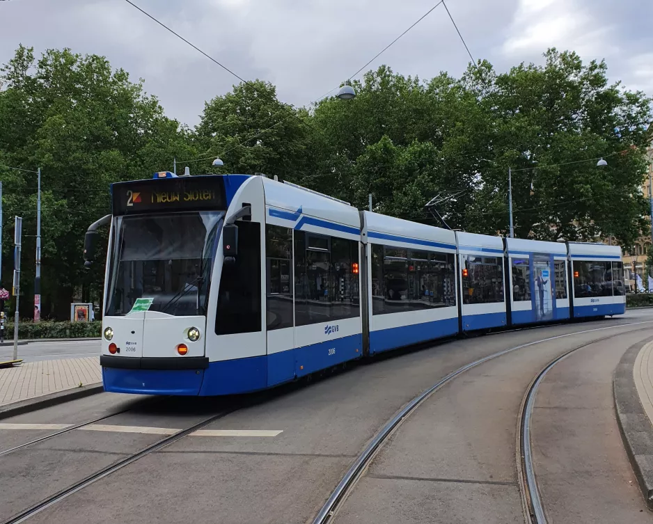 Amsterdam sporvognslinje 2 med lavgulvsledvogn 2006 på Leidseplein (2020)