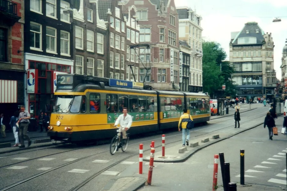 Amsterdam sporvognslinje 2 med ledvogn 702 på Koningsplein (2000)