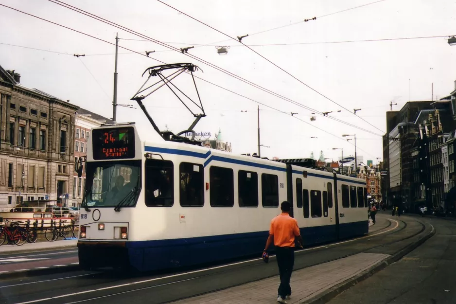 Amsterdam sporvognslinje 24 med ledvogn 818 på Rokin (2007)