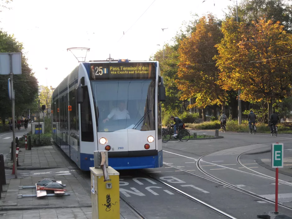 Amsterdam sporvognslinje 25 med lavgulvsledvogn 2100 på Frederiksplein (2009)