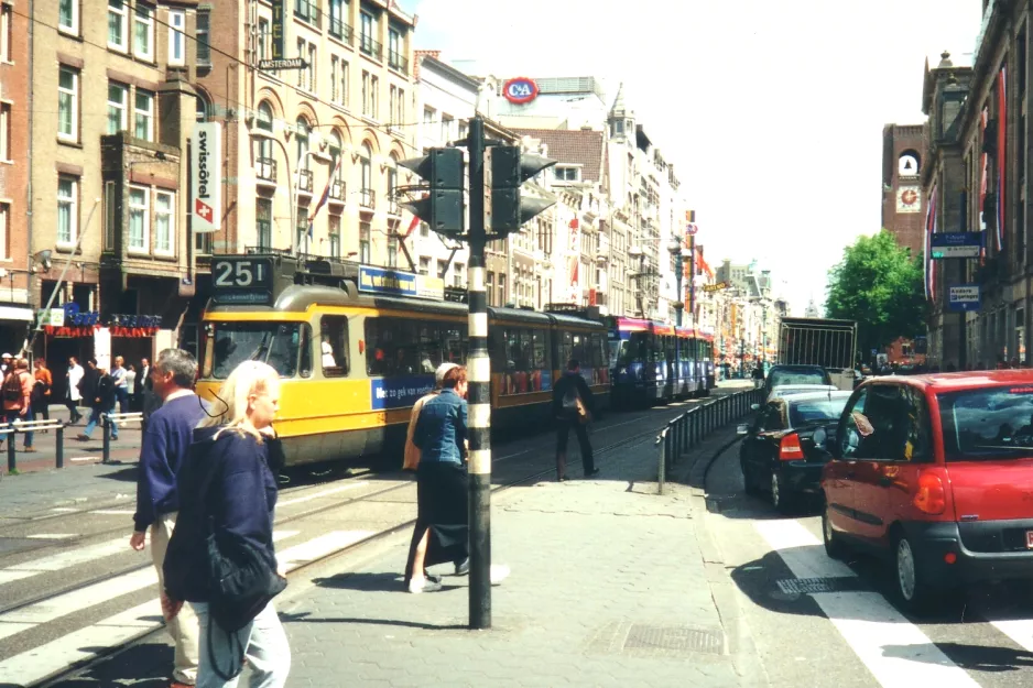 Amsterdam sporvognslinje 25 med ledvogn 642 på Damrak (2000)