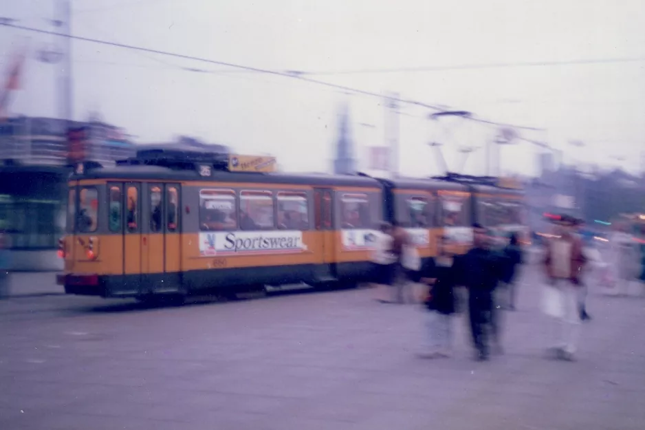 Amsterdam sporvognslinje 25 med ledvogn 650 ved Centraal Station (1987)