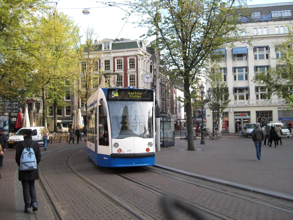 Amsterdam sporvognslinje 5 med lavgulvsledvogn 2201 på Leidseplein (2009)