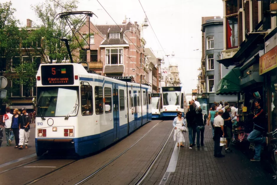 Amsterdam sporvognslinje 5 med ledvogn 910 på Prisengracht (2007)