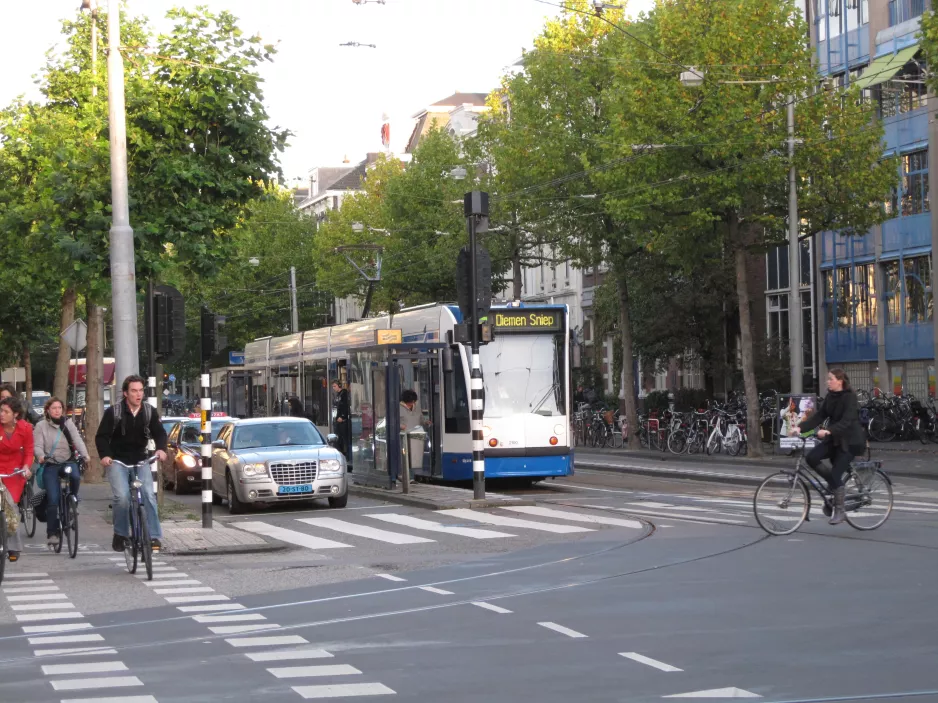 Amsterdam sporvognslinje 9 med lavgulvsledvogn 2100 ved Rembrandtplein (2009)