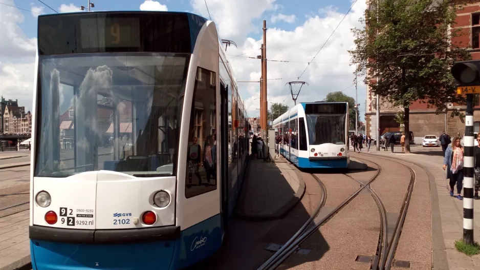 Amsterdam sporvognslinje 9 med lavgulvsledvogn 2102 ved Centraal Station (2016)