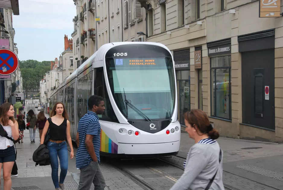 Angers sporvognslinje A med lavgulvsledvogn 1005 på Rue de la Roë (2016)