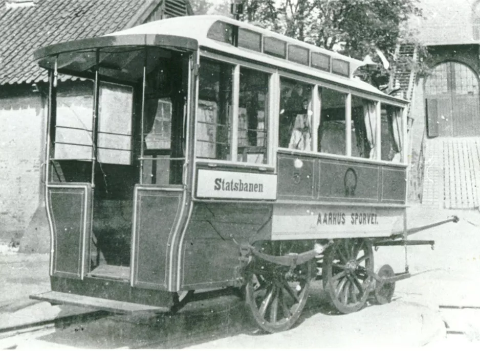 Arkivfoto: Aarhus hestesporvogn 5 inde i Scandia's gård, set bagfra (1884)