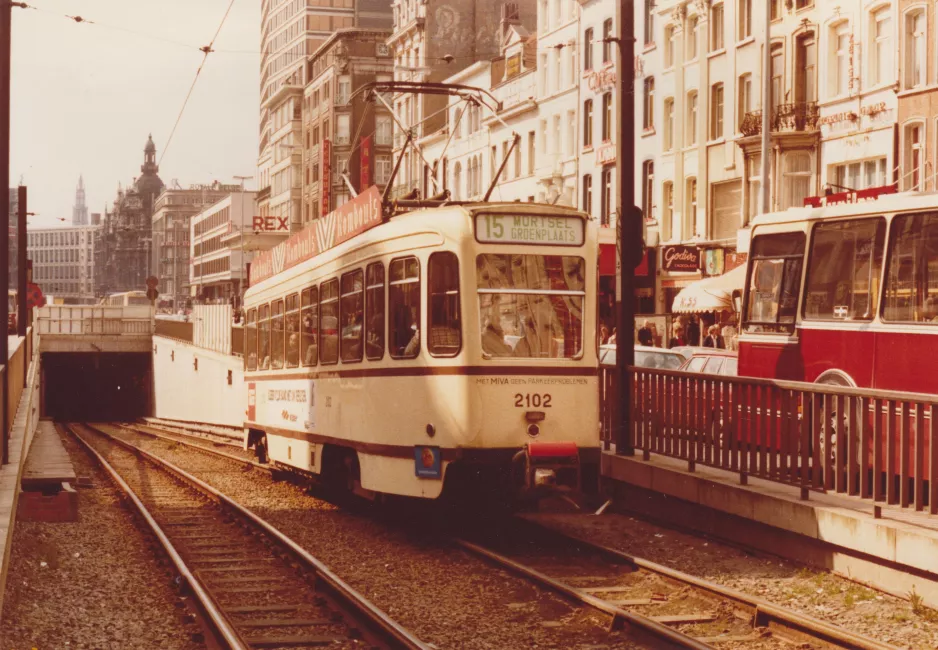 Arkivfoto: Antwerpen sporvognslinje 15 med motorvogn 2102 på Avenue Keyzer/De Keyzerlei (1978)