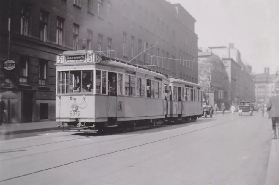 Arkivfoto: Berlin sporvognslinje 51 med motorvogn 6075 på Uhlandstraße (1930-1939)