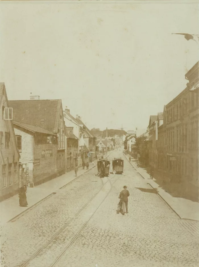 Arkivfoto: Flensborg hestesporvognslinje med hestesporvogn 6 nær Heiligengeistgang (1900)