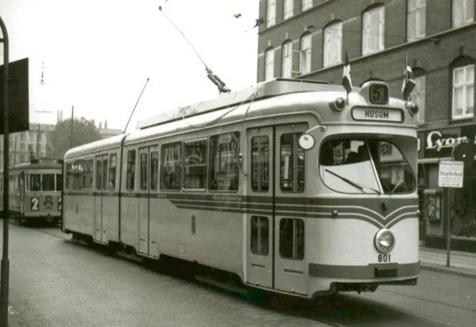 Arkivfoto: København sporvognslinje 5 med ledvogn 801 udenfor Nørrebro Remise (1960)