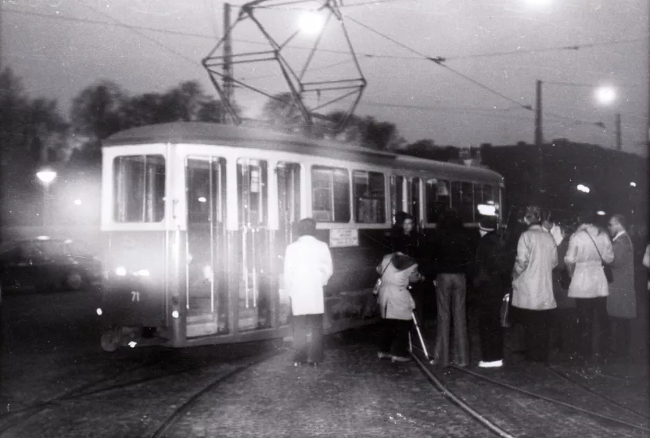 Arkivfoto: Malmø motorvogn 71 foran Elspårvagnshallarna Zenithgatan (1973)