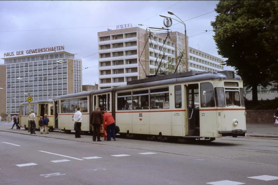 Arkivfoto: Rostock sporvognslinje 11 med ledvogn 2 ved Schröderplatz (1978)