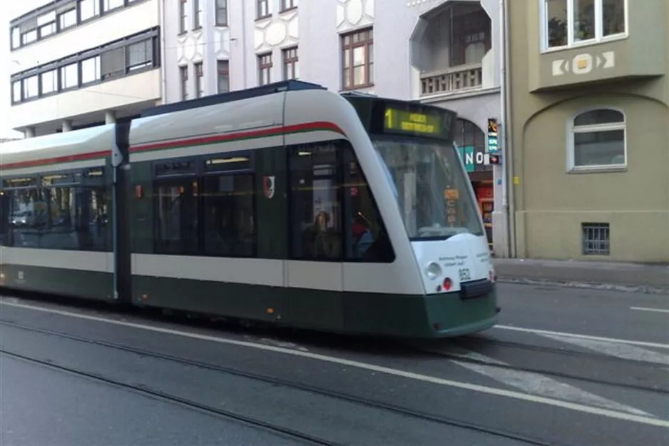 Augsburg sporvognslinje 1 med lavgulvsledvogn 852, bagsiden Königsplatz (2010)