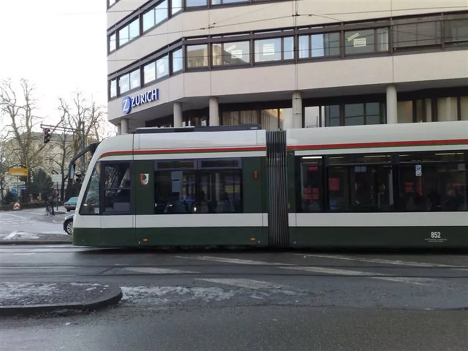 Augsburg sporvognslinje 1 med lavgulvsledvogn 852, forsiden Königsplatz (2010)