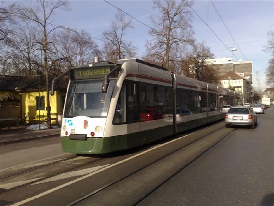 Augsburg sporvognslinje 1 med lavgulvsledvogn 852 tæt på Königsplatz (2010)