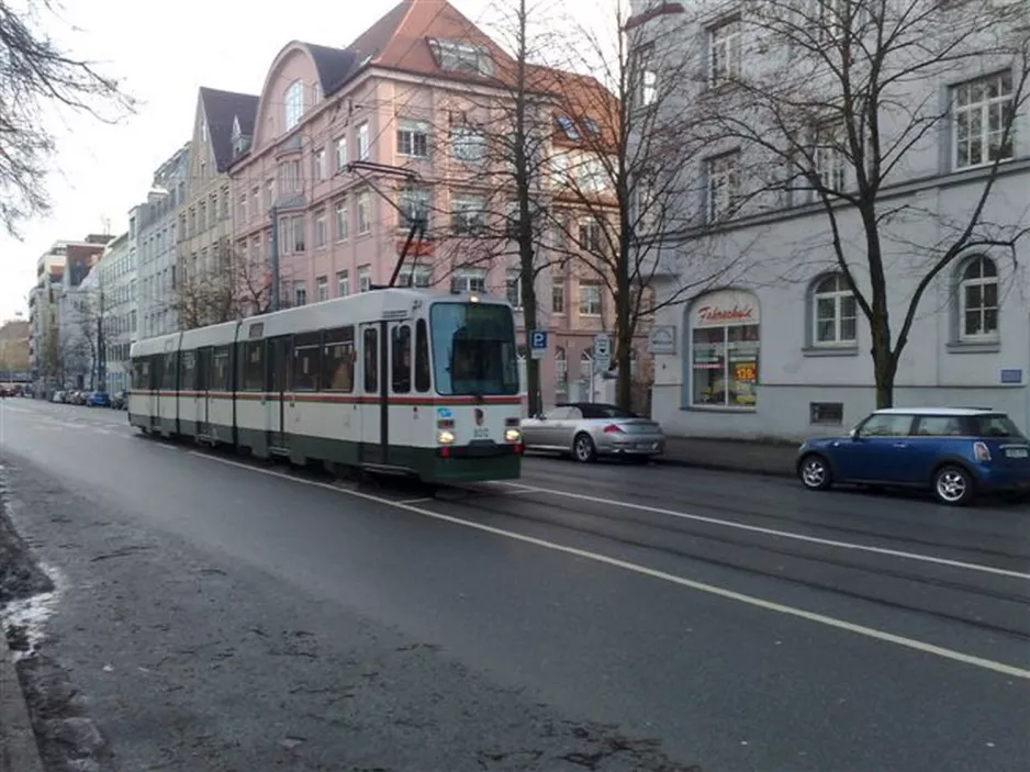 Augsburg sporvognslinje 1 med ledvogn 8001 tæt på Königsplatz (2010)