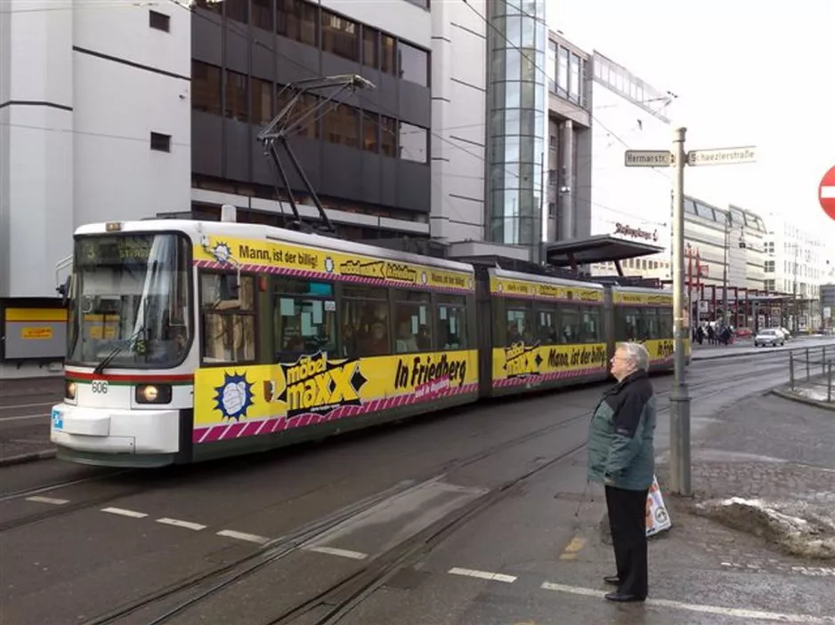 Augsburg sporvognslinje 3 med ledvogn 606 nær Königsplatz (2010)