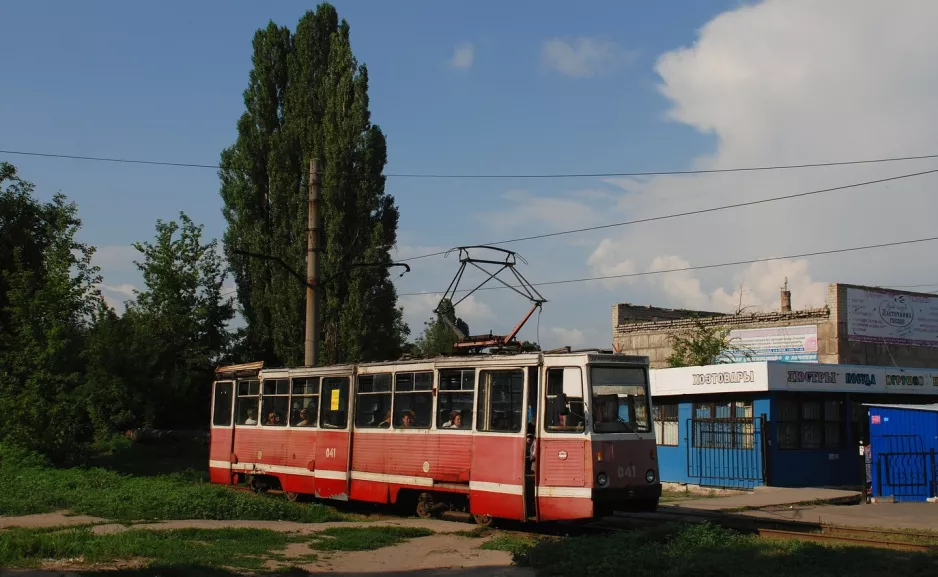 Avdijivka sporvognslinje 2 med motorvogn 041 ved Vulytsya Karla Marksa (2012)