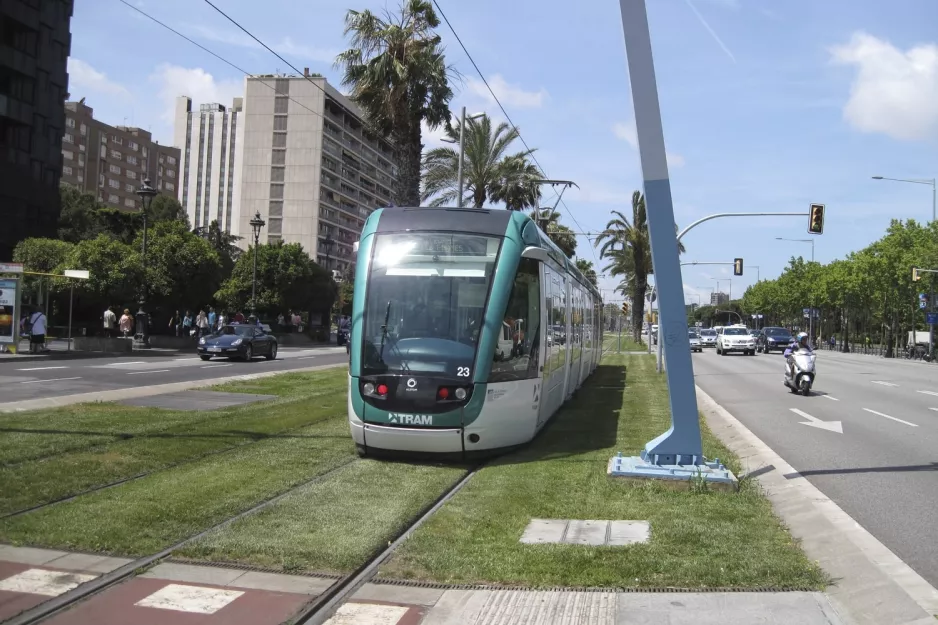 Barcelona sporvognslinje T2 med lavgulvsledvogn 23 på Maria Cristina Avinguda Diagonal (2012)