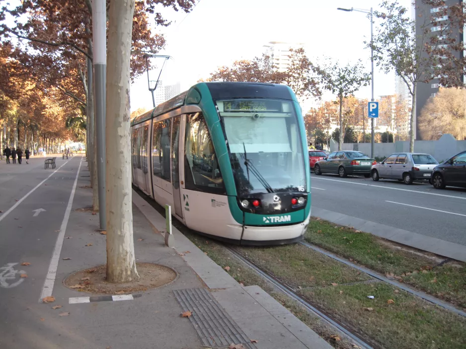 Barcelona sporvognslinje T4 med lavgulvsledvogn 16 på Avinguda Diagonal (2015)