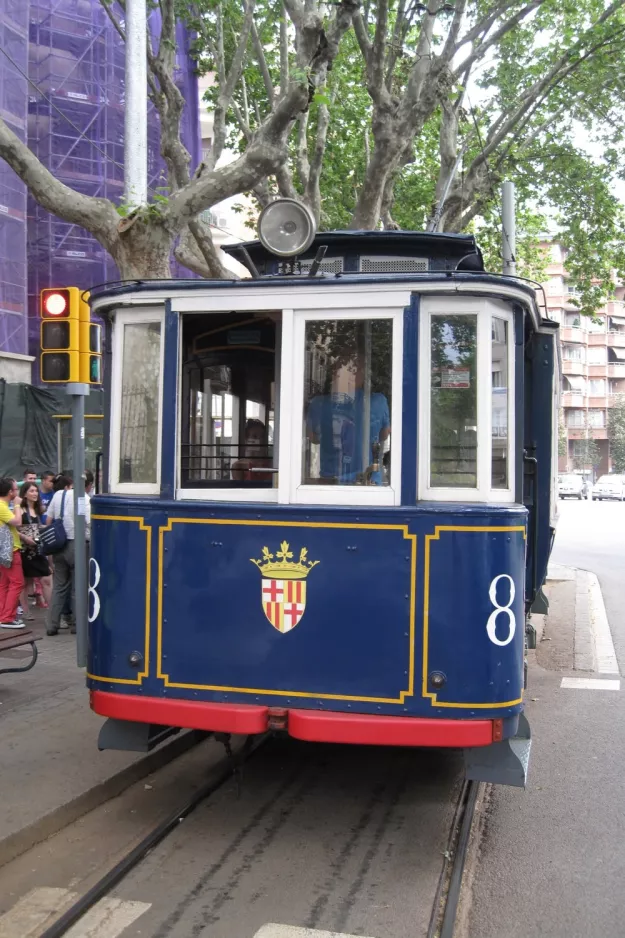 Barcelona turistlinje 55 med motorvogn 8, forsiden Plaça Kennedy (2012)