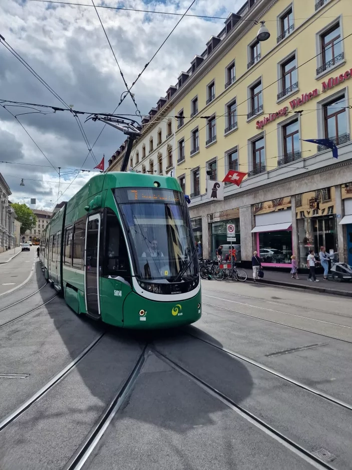 Basel lavgulvsledvogn 5014 på Steinenberg (2023)