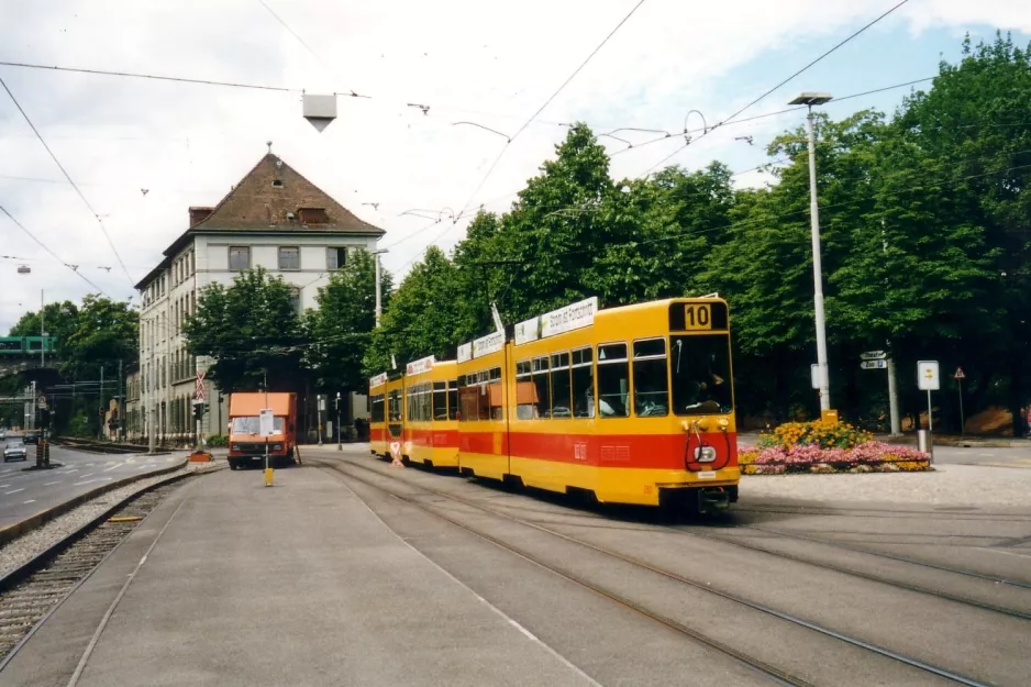 Basel sporvognslinje 10 med ledvogn 260 på Binningerstrasse (2003)