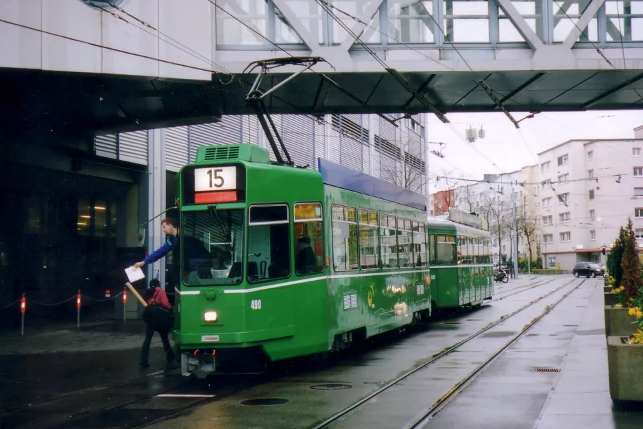 Basel sporvognslinje 15 med motorvogn 490 ved Messeplatz (2006)