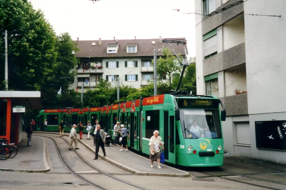 Basel sporvognslinje 6 med lavgulvsledvogn 314 ved Riehen Grenze (2003)