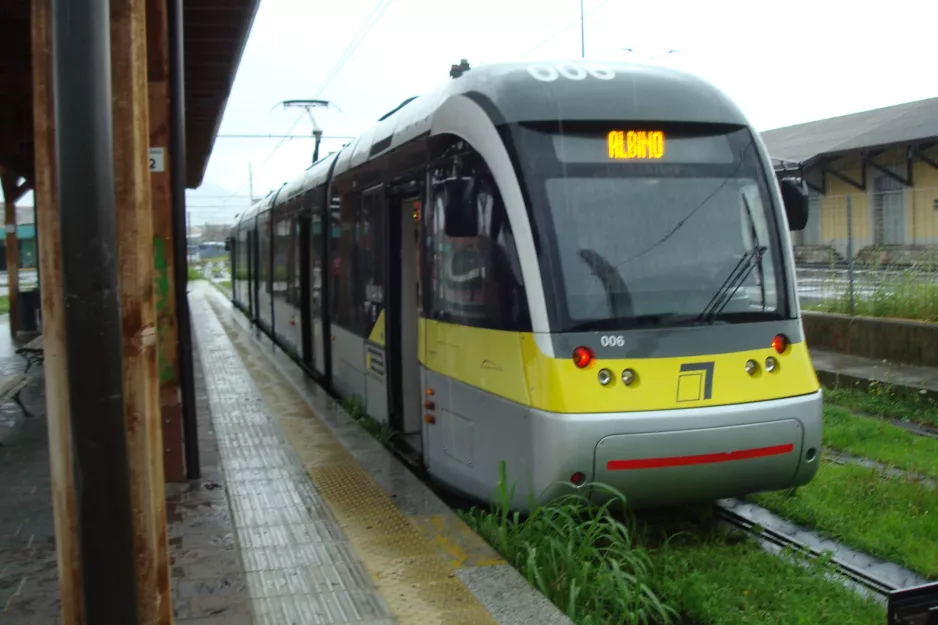 Bergamo regionallinje T1 med ledvogn 006 ved Bergamo FS (2016)