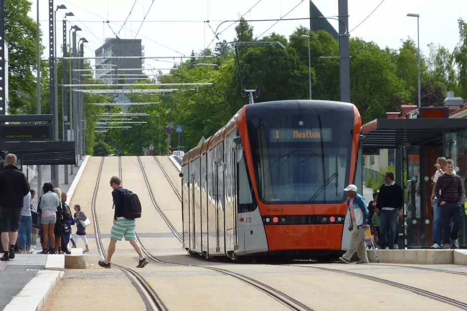 Bergen sporvognslinje 1 (Bybanen) med lavgulvsledvogn 203 ved Sletten (2010)