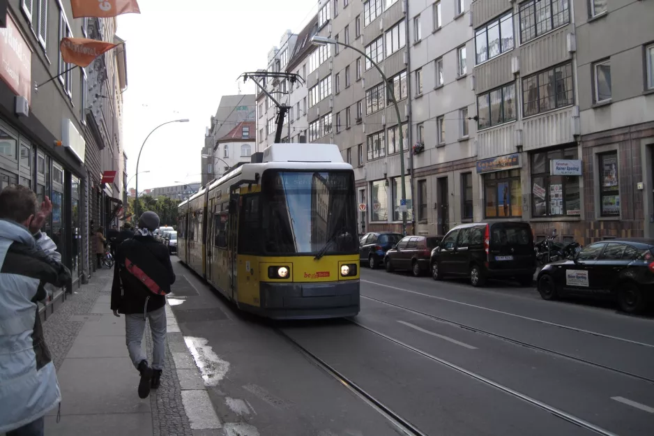 Berlin hurtiglinje M1 med lavgulvsledvogn 1004 nær Rosenthaler Platz (2012)